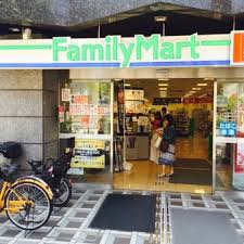 コンビニ　ファミリーマート早稲田駅前店（コンビニ）まで387m
