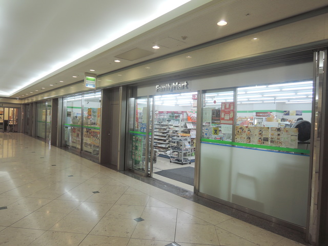 コンビニ　ファミリーマート赤坂パークビル店（コンビニ）まで252m