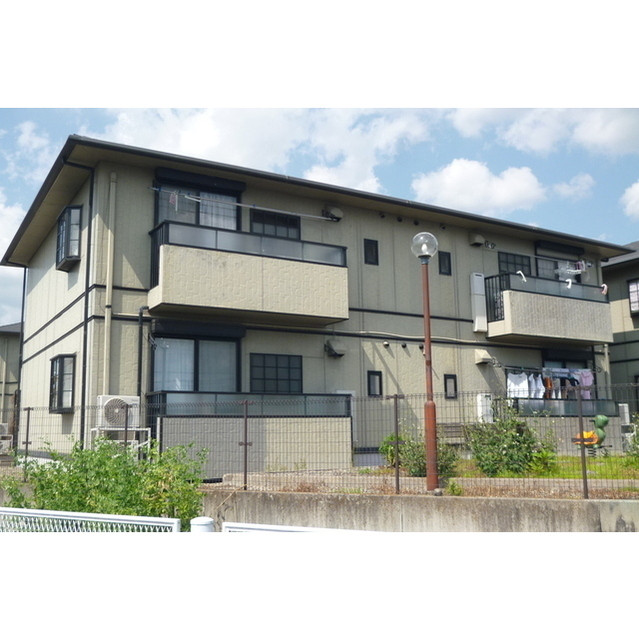 建物外観　掃出窓側はシャッター雨戸付