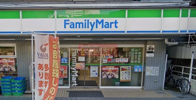 コンビニ　ファミリーマート鶴見中央店（コンビニ）まで30m