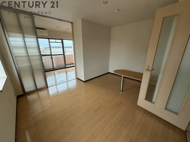 居室・リビング　床色が明るい色合いで、とてもきれいです。