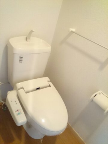 トイレ　落ち着いた色調のトイレです