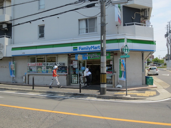 コンビニ　ファミリーマート（コンビニ）まで670m