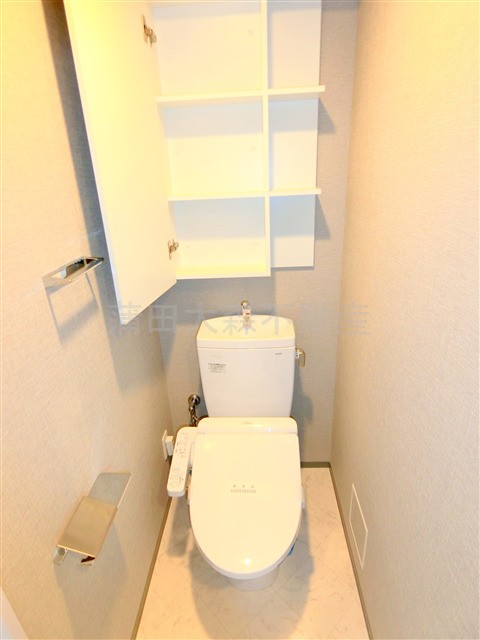 トイレ　棚収納に温水暖房便座付きのトイレ