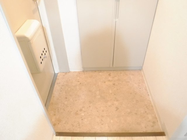 玄関　他のお部屋の参考写真となります。