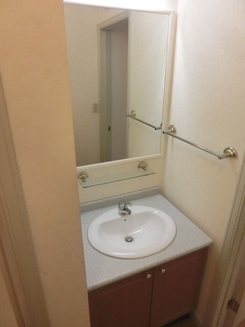 洗面設備　きれいな洗面台です