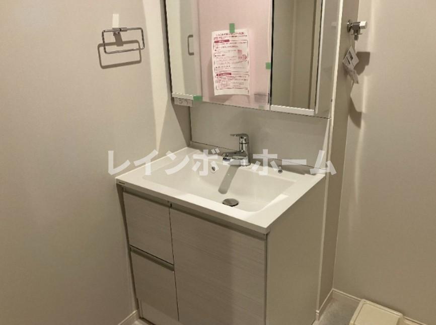 洗面設備　明るい洗面所です