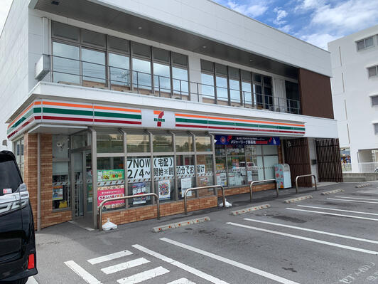 コンビニ　セブンイレブン北谷伊平店（コンビニ）まで203m