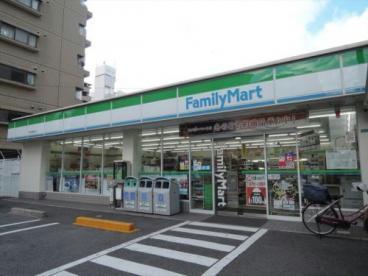 コンビニ　ファミリーマート西中島南方店（コンビニ）まで581m