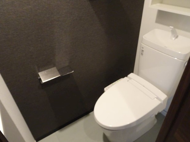 トイレ　落ち着いた色調のトイレです