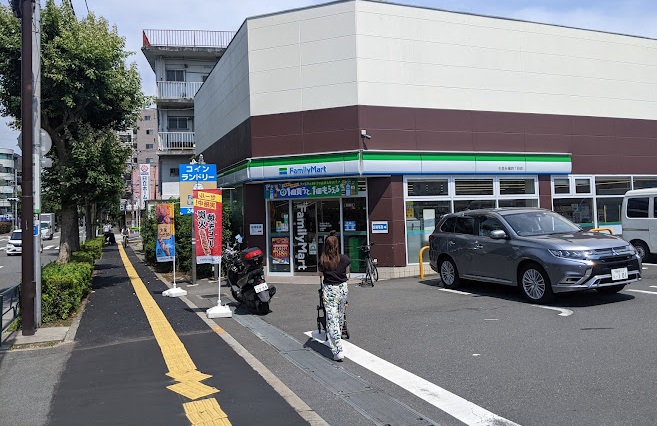 コンビニ　ファミリーマート 杉並永福四丁目店（コンビニ）まで606m