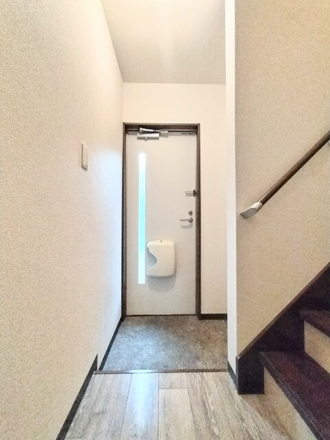玄関　玄関は１階で２階にも専有スペースがあります♪