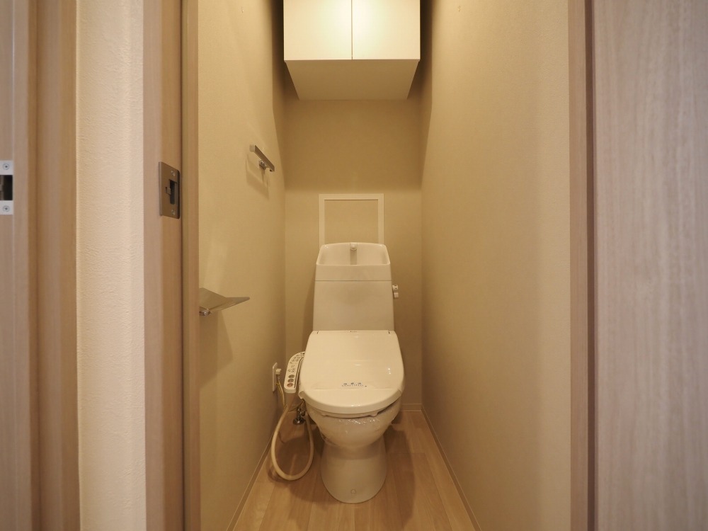 トイレ　落ち着いた色調のトイレです