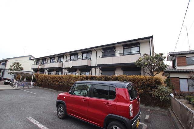 建物外観　バルコニー前面は駐車場の為圧迫感の無い眺めです