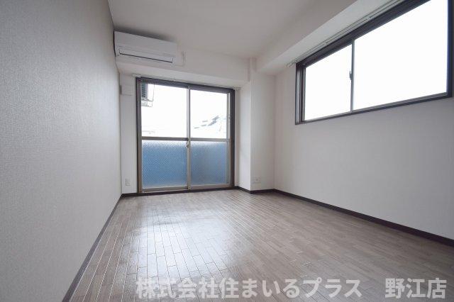 居室・リビング　角部屋ではないので窓はありません。