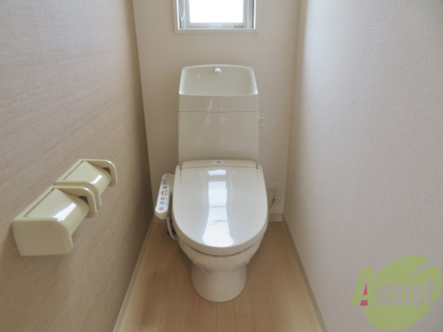 トイレ　トイレットペーパーが二つ入れられるのは地味にうれしいですね。
