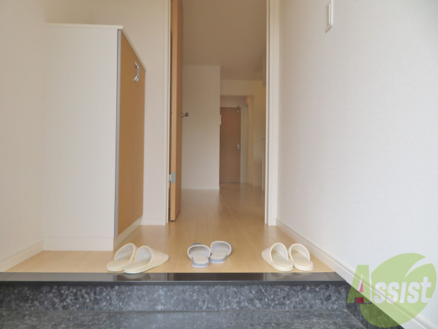 玄関　玄関から撮影しました。敷居が高くなくていいですね。