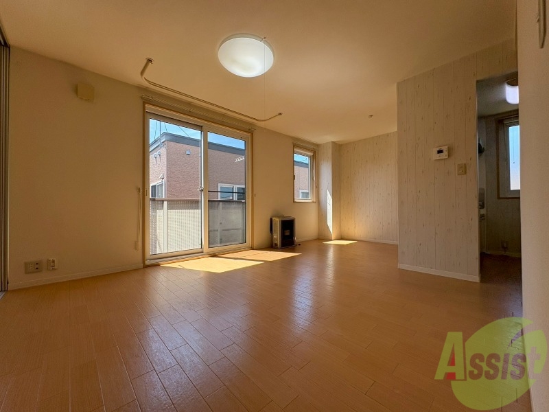 居室・リビング　広くてキレイなお部屋が広がっていて、充実した生活が送れそう。