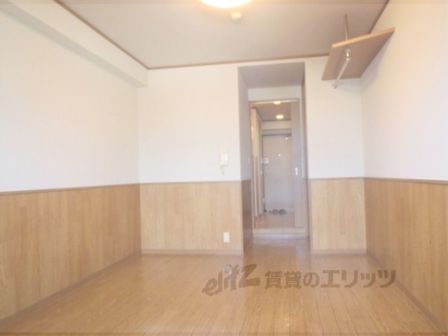 居室・リビング　オシャレな腰壁のお部屋です！