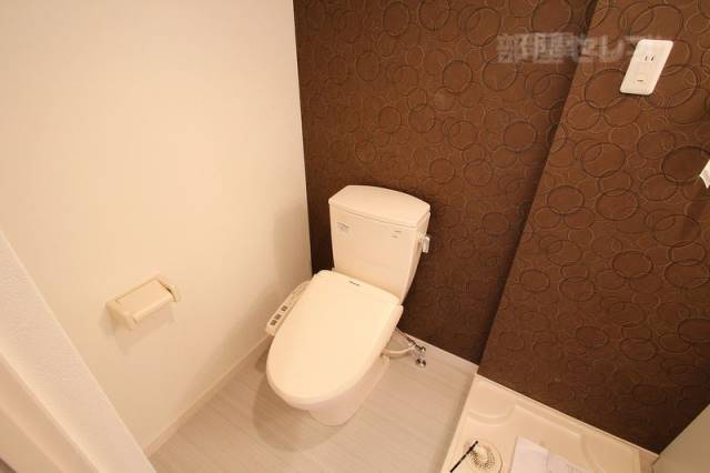 トイレ　御手洗いもアクセントクロスがオシャレです。