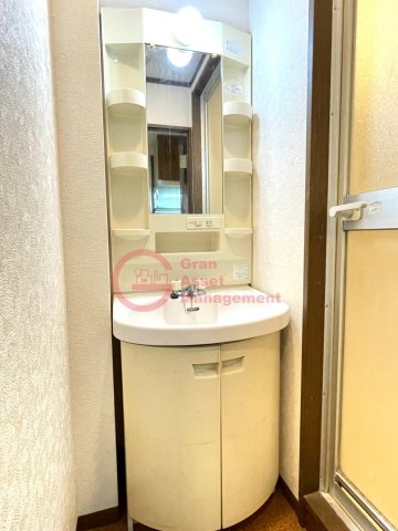 洗面設備　独立洗面台、小物を置くことができて便利です