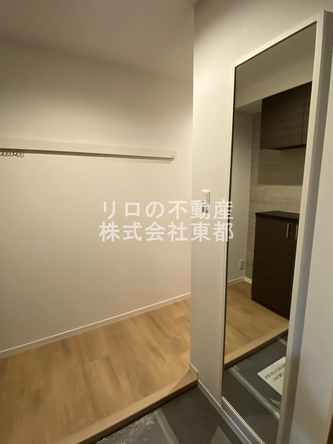 その他　玄関には姿見があるので、お出かけ前にチェックできます♪