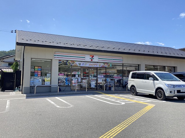 コンビニ　セブンイレブン 京都岩倉忠在地町店（コンビニ）まで823m