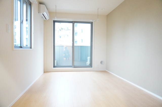 居室・リビング　２面採光なので、明るく風通しのよい過ごしやすいお部屋です♪