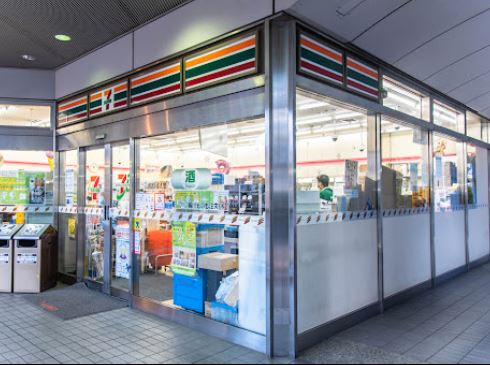 コンビニ　セブンイレブン 新高円寺駅前店（コンビニ）まで423m