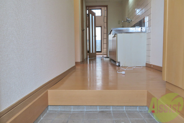 玄関　玄関から見て正面が洋室で右にキッチンがあります。