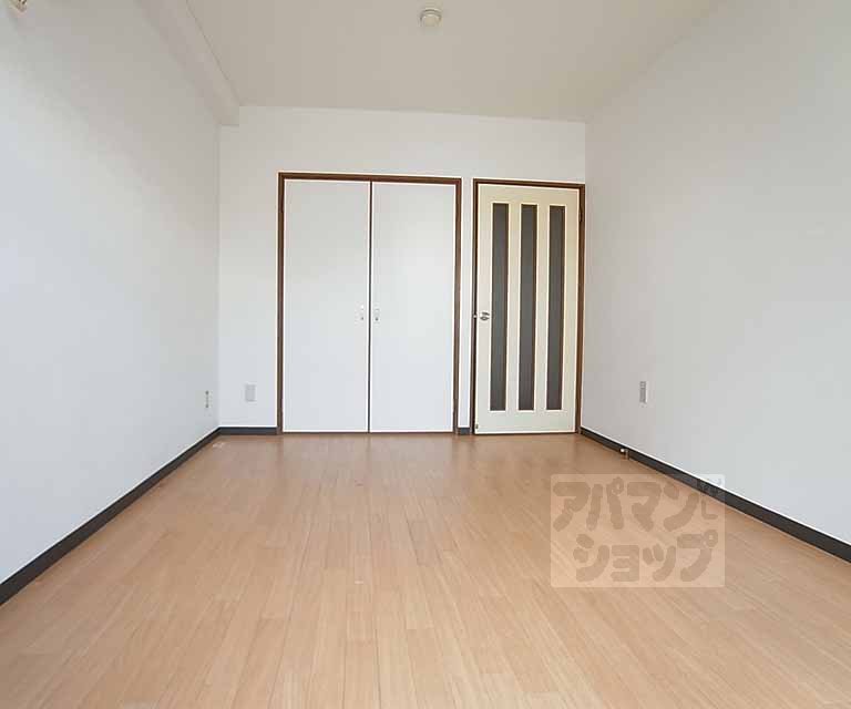 居室・リビング　洋室７帖・キッチンとの間に仕切り扉あります。