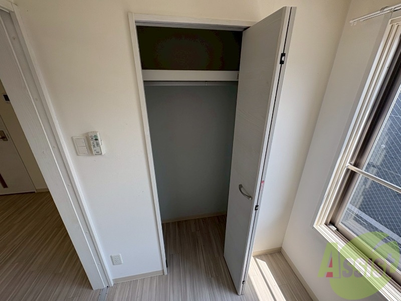 収納　クローゼットを開けてみました。奥行きがありますね。