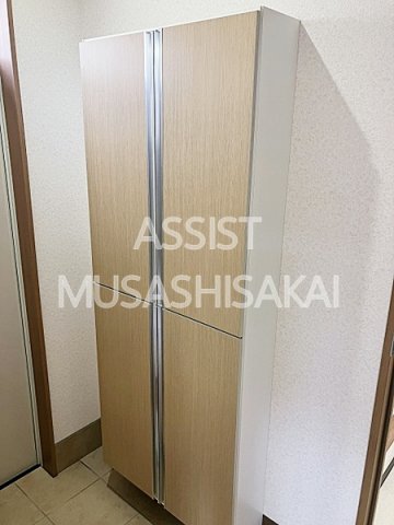 玄関　写真：設備同仕様の左右反転です