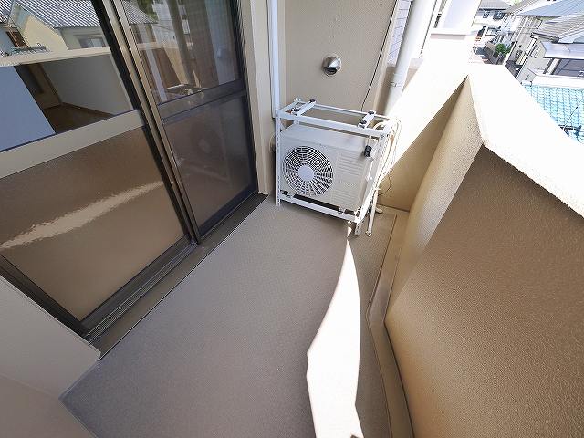 バルコニー　暖かな日差しのふりそそぐバルコニー
