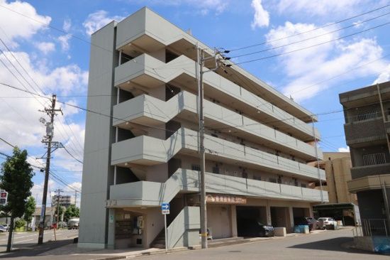建物外観　落ち着いた雰囲気の外観です