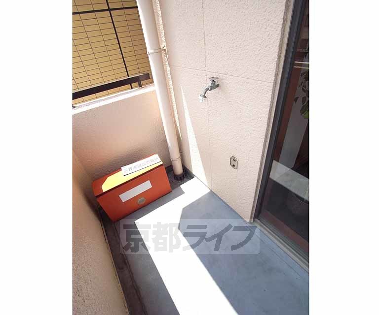 その他設備　ベランダに洗濯機おけます。