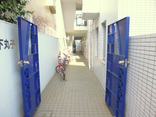 エントランス　★青いトビラが可愛らしいエントランス★