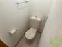 トイレ　トイレです。タオル掛けもついて便利ですね