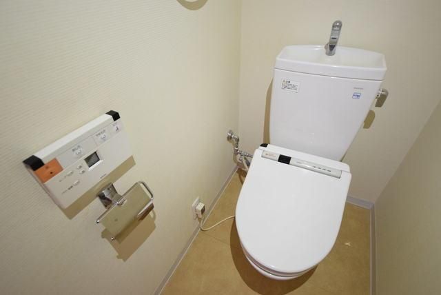 トイレ　☆ウォシュレット付き・棚もついてます☆