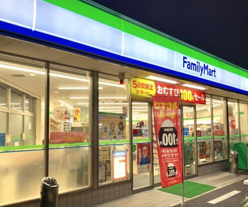 コンビニ　ファミリーマート 八広六丁目店（コンビニ）まで393m
