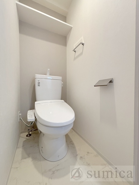 トイレ　人気アイテムの温水洗浄便座。清潔感のあるトイレです。