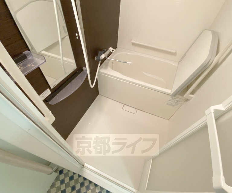 バス・シャワールーム　アクセントパネルがお洒落な浴室です。