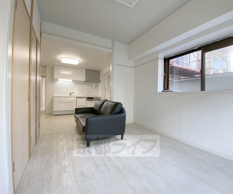 居室・リビング　白を基調としたお部屋です。角部屋で北と南に専用テラス、...