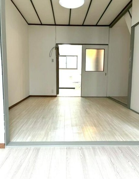 東羽衣7丁戸建の居間写真