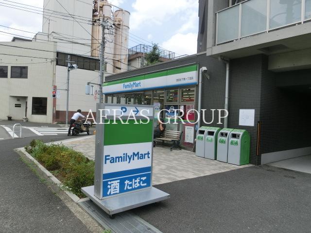 コンビニ　ファミリーマート世田谷下馬一丁目店（コンビニ）まで114m