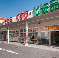 ドラックストア　ドラッグセガミ山口小郡店（ドラッグストア）まで383m