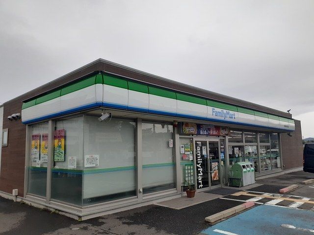 コンビニ　ファミリーマート様（コンビニ）まで500m
