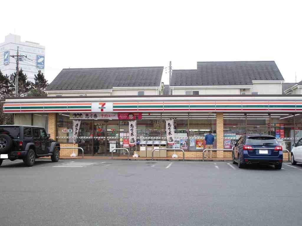 コンビニ　セブンイレブン石川町店（コンビニ）まで240m