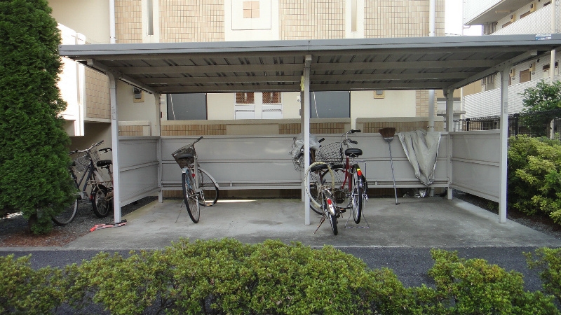 その他共有部分　駐輪場は屋根付きです。