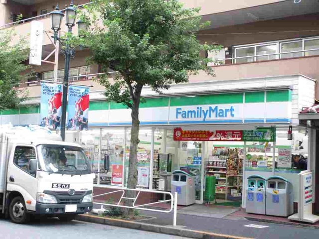 コンビニ　ファミリーマート（コンビニ）まで180m